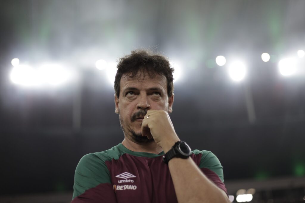 Fernando diniz roendo a unha no maracanã com a camisa do fluminense. Pic By EFE