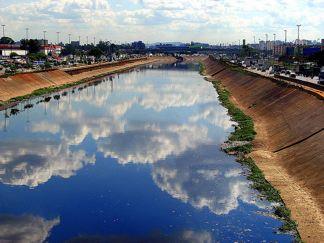 Rio tietê na altura de São Paulo refletindo o céu com algumas nuvens. pic by Pensamento Verde
